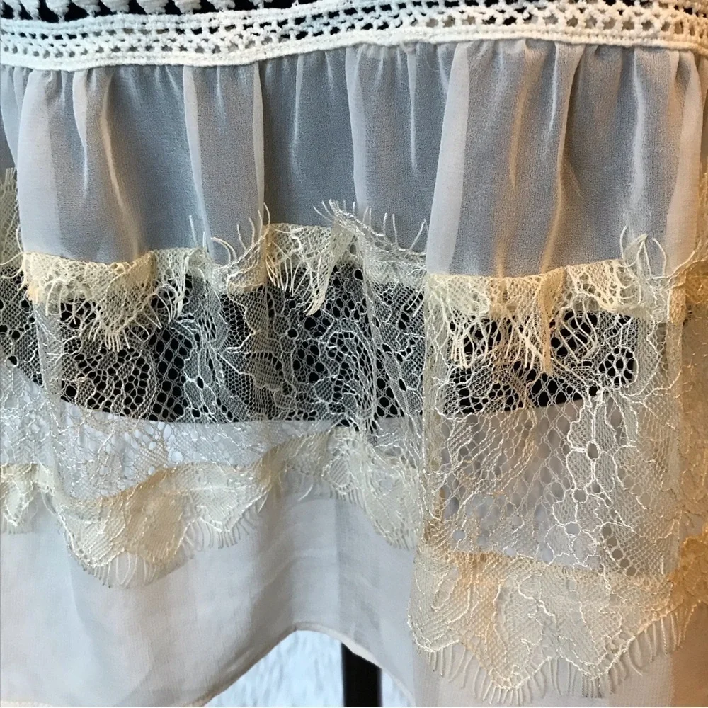 HARLYN blouse top with lace details. Size large. - Picture 4 of 5